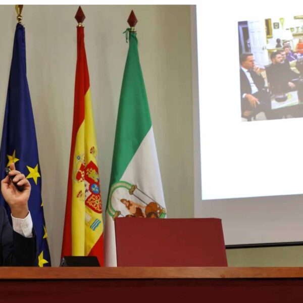 El día 24 de octubre, a las 11:30 h, tuvo lugar en el Salón de Actos de la Facultad de Turismo y Finanzas de la Universidad de Sevilla, la Conferencia de Apertura del Año Académico 2025-2026 a cargo del Ilmo. Sr. D. Josep Borrel Fontelles, Presidente del CIDOB, Exvicepresidente de la Comisión Europea, Expresidente del Parlamento Europeo y Exministro del Gobierno de España. La Conferencia tuvo por título: “Europa ante el nuevo desorden estratégico”.