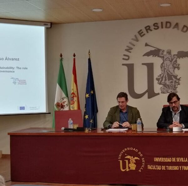 El día 13 de noviembre tuvo lugar la Conferencia del Dr. D. Mikel Landabaso Álvarez, Director de Economía Justa y Sostenible en el Centro Común de Investigación de la Comisión Europea, sobre el tema: “El papel de las instituciones y la gobernanza público-privada”. Dicha actividad se celebró en el Salón de Actos de la Facultad de Turismo y Finanzas de la Universidad de Sevilla.