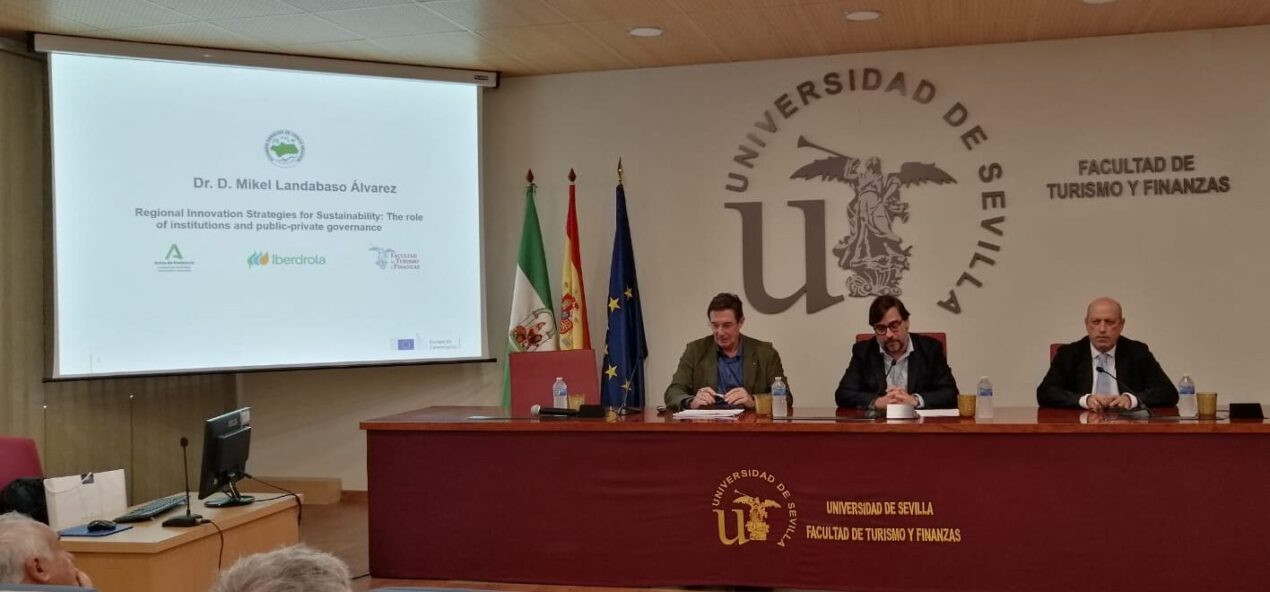 El día 13 de noviembre tuvo lugar la Conferencia del Dr. D. Mikel Landabaso Álvarez, Director de Economía Justa y Sostenible en el Centro Común de Investigación de la Comisión Europea, sobre el tema: “El papel de las instituciones y la gobernanza público-privada”. Dicha actividad se celebró en el Salón de Actos de la Facultad de Turismo y Finanzas de la Universidad de Sevilla.