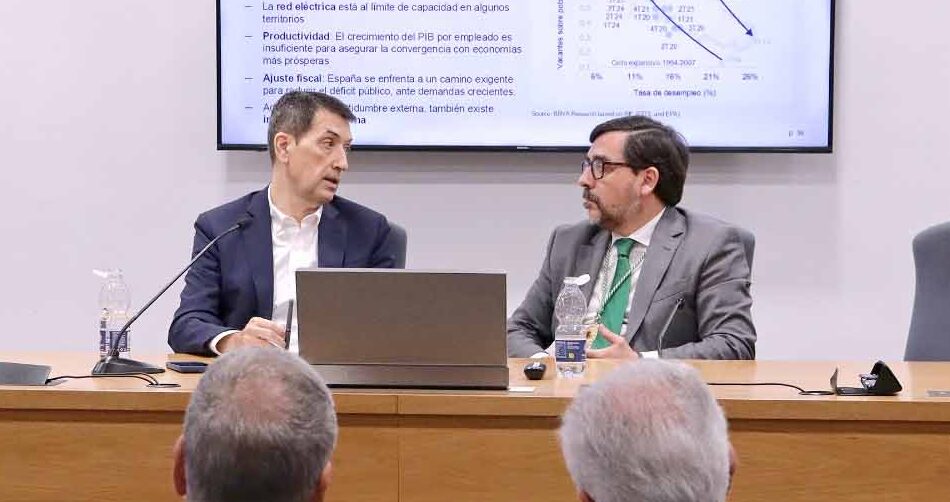 El pasado Jueves 12 de Febrero, tuvo lugar la Conferencia a cargo del Prof. Dr. D. Rafael Domenech, responsable de Análisis Económico de BBVA y Catedrático de Economía de la Universitat de Valencia, «Situación y Perspectivas de la Economía Mundial y de España».