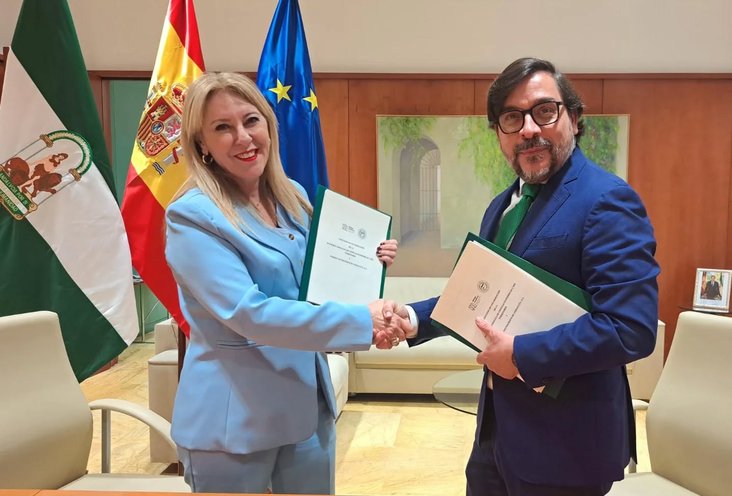Málaga TechPark – La Academia Andaluza de Ciencias Económicas y del Territorio y el Parque Tecnológico de Andalucía han firmado un convenio para reforzar la colaboración entre el ámbito académico y empresarial. Este acuerdo suscrito por sus respectivos presidentes, el profesor José Ignacio Castillo y la consejera de Economía y Hacienda, Carolina Españapermitirá ubicar la sede de la Academia en Málaga TechPark y desarrollar actividades conjuntas centradas en la generación y transferencia de conocimiento.